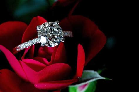 arti mimpi mata cincin berlian lepas  Dalam budaya Inggris, cincin di jari manis kiri menandakan seorang wanita sudah terikat pertunangan